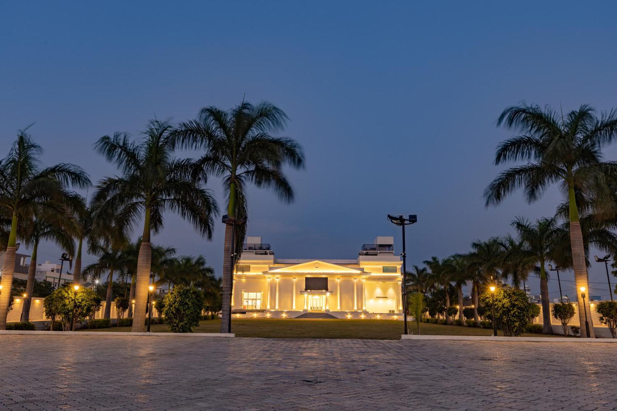 The Grand Monarch Hotel, Ujjain Exterior foto