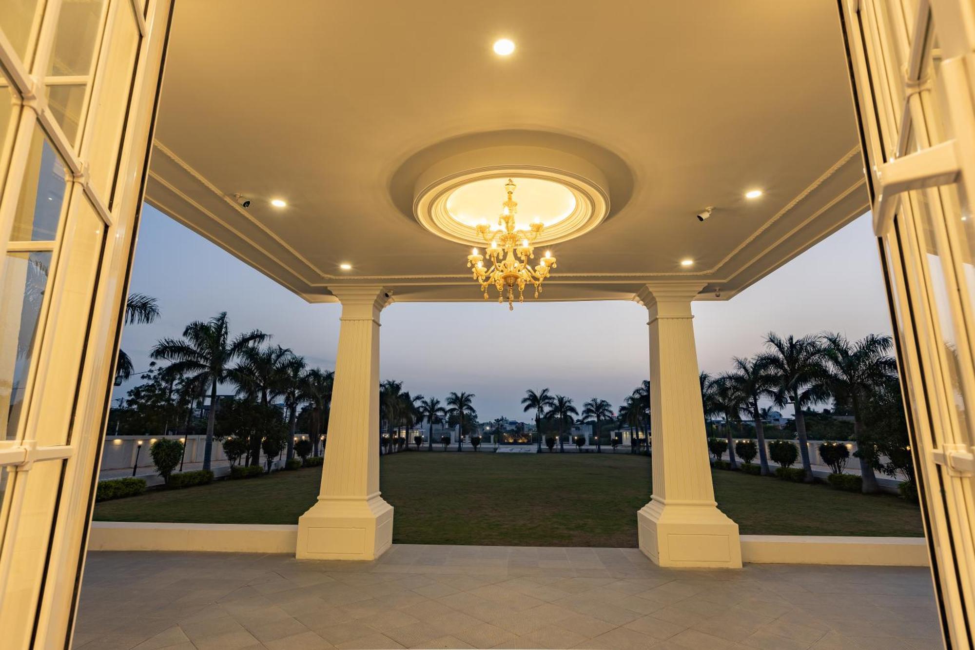 The Grand Monarch Hotel, Ujjain Exterior foto