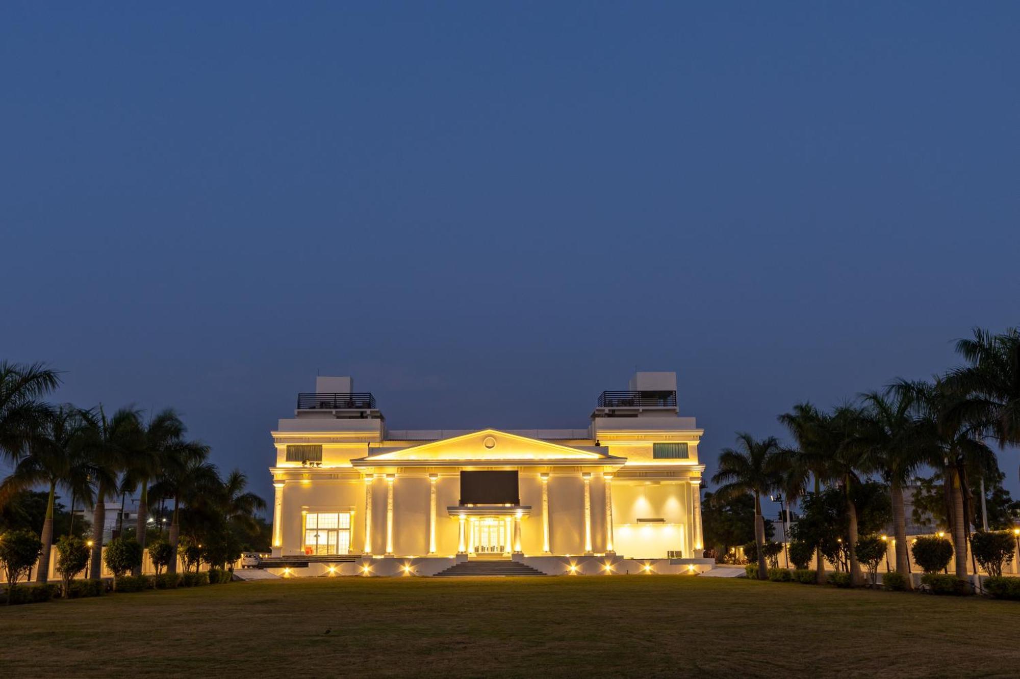 The Grand Monarch Hotel, Ujjain Exterior foto